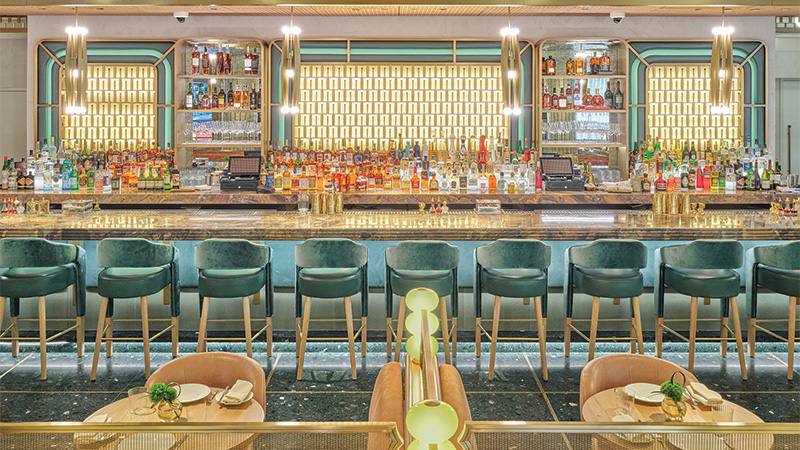 L'emblématique Waldorf Astoria Hotel de Manhattan a rouvert ses portes le 15 juillet après une longue restauration qui a introduit de nouvelles expériences de consommation d'alcool glorieuses, comme le nouveau bar Lex Yard.