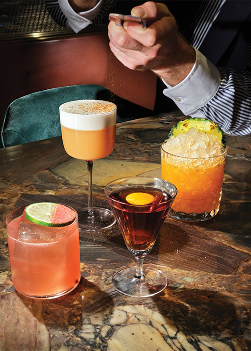 L'emblématique Waldorf Astoria Hotel de Manhattan a rouvert ses portes le 15 juillet après une longue restauration qui a introduit de nouvelles expériences de consommation d'alcool glorieuses, y compris les cocktails servis à Lex Yard.