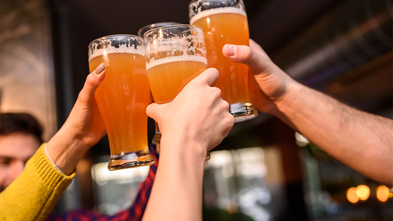 Le grillage avec de la bière est mal vu en Hongrie. Découvrez le reste des coutumes de consommation les plus intéressantes du monde ici!