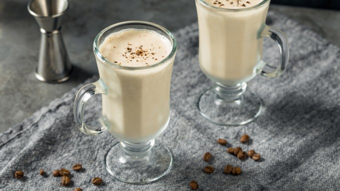 Comment faire un café irlandais gelé, un classique de la Nouvelle-Orléans Dive Bar qui est parfait pour l'été