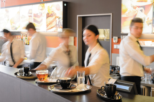 L'hospitalité frappé durement à mesure que les pertes d'emplois augmentent