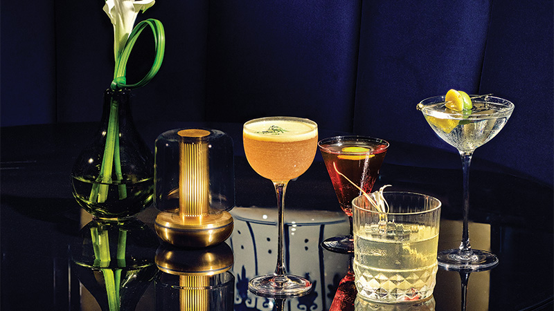 L'emblématique Waldorf Astoria Hotel de Manhattan a rouvert ses portes le 15 juillet après une longue restauration qui a introduit de nouvelles expériences de consommation d'alcool glorieuses, y compris les cocktails du New Peacock Alley Bar.