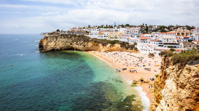 Pourquoi les riches Américains accrochent des maisons dans l'Algarve du Portugal
