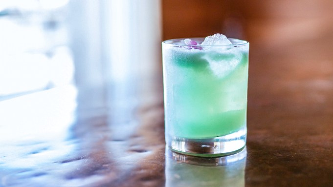 Comment faire un noir d'aloe, le cocktail de tequila ensoleillé qui a le goût d'une journée dans un spa