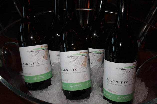 Bouteille circulaire lancée par Familia Torres et Walraven Sax