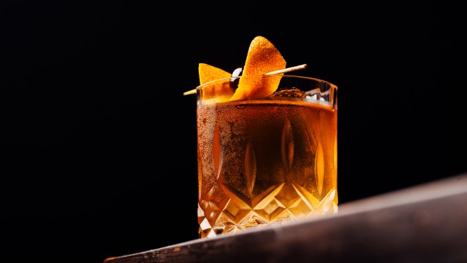 Comment préparer un inspecteur principal, l'élégant cocktail au brandy de pomme, parfait pour l'automne