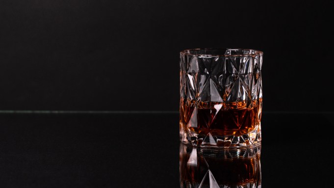 Comment faire un gentleman sentimental, le cocktail au whisky avec une douceur de noisette parfait pour l'automne