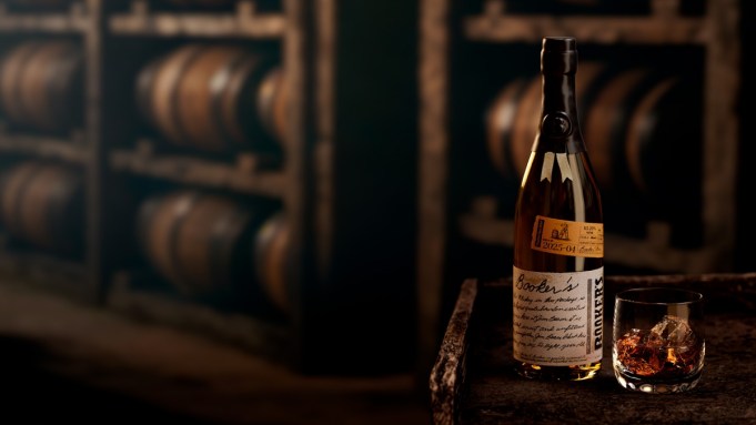Le Bourbon de Jim Beam's Barrel-Proof Booker a sorti le dernier lot de 2025, et il est excellent