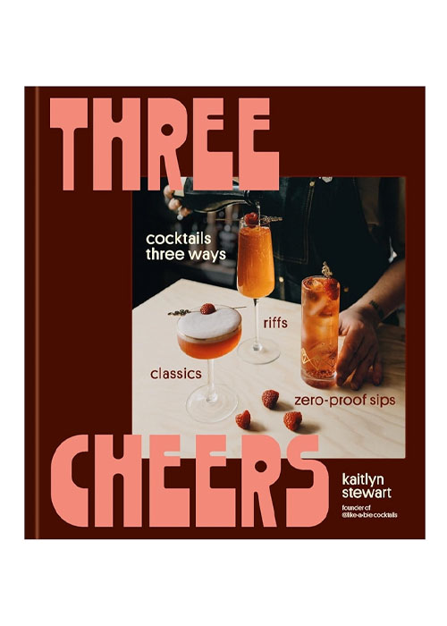Three Cheers: Cocktails Three Ways: Classics, Riffs, and Zero-Proof Sips est l'un des meilleurs livres sur les boissons alcoolisées pour 2025.