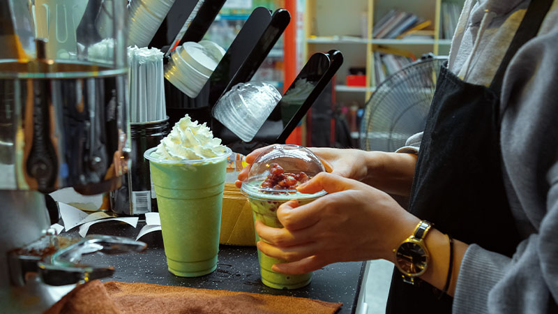 Ajouter du matcha à tout est une tendance à laisser de côté en 2025.