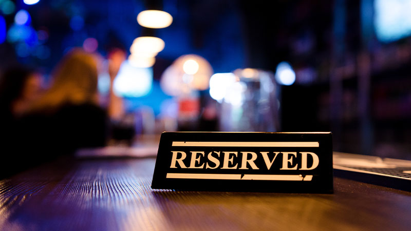 Exiger une réservation pour s’asseoir au bar d’un restaurant est une tendance à laisser de côté en 2025.