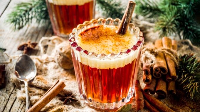 Comment préparer un rhum au beurre chaud, le cocktail velouté qui vous réchauffera jusqu'au cœur