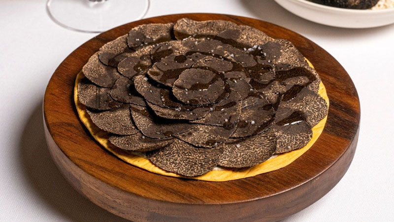 La tarte flambée à la truffe noire du Clemente Bar est l'une des meilleures collations de bar à New York.