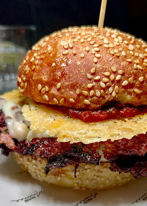 Le parm de boulettes de viande écrasées du Bar Madonna est l'une des meilleures collations de bar à New York.