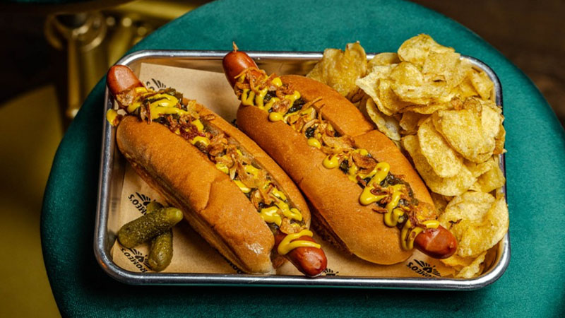 Le hot-dog de Romeo est l'une des meilleures collations de bar à New York.