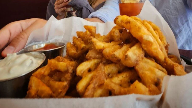Les frites gaufrées Old Bay de Mother's Ruin's sont l'une des meilleures collations de bar à New York.