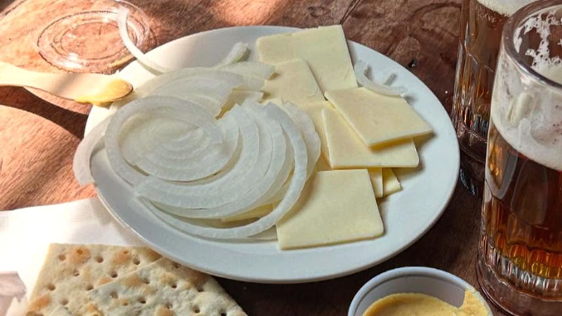 L'assiette de fromages McSorley's est l'une des meilleures collations de bar à New York.