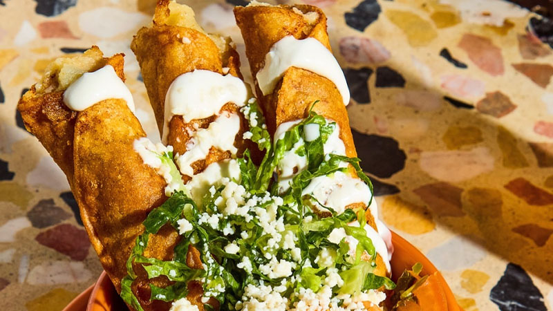 Les flautas de camarón y papa de Superbueno sont l'une des meilleures collations de bar de New York.