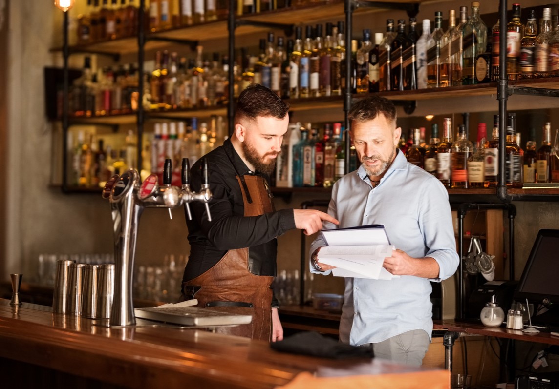 Appels à ce que l'allégement des tarifs professionnels dans les pubs s'étende à toute l'hospitalité