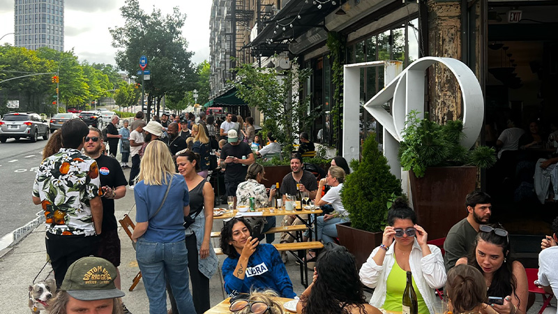 Comment le phare de Williamsburg est devenu tranquillement le lieu de rencontre de l'industrie du bar