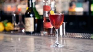 cocktail vieux carré servi sur un bar en marbre