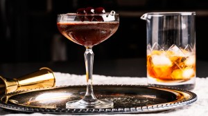 Cocktail Manhattan en verre coupé en cristal