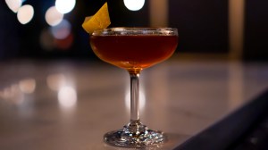 Harvard Cocktail dans un bar sombre