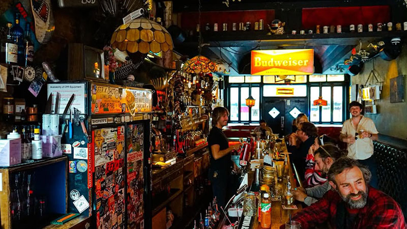 Do Or Dive est l'un des meilleurs bars de plongée de New York.