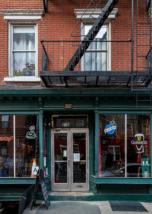 Sophie's est l'un des meilleurs bars de plongée de New York.