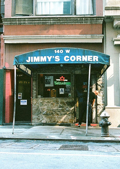 Jimmy's Corner est l'un des meilleurs bars de plongée de New York.