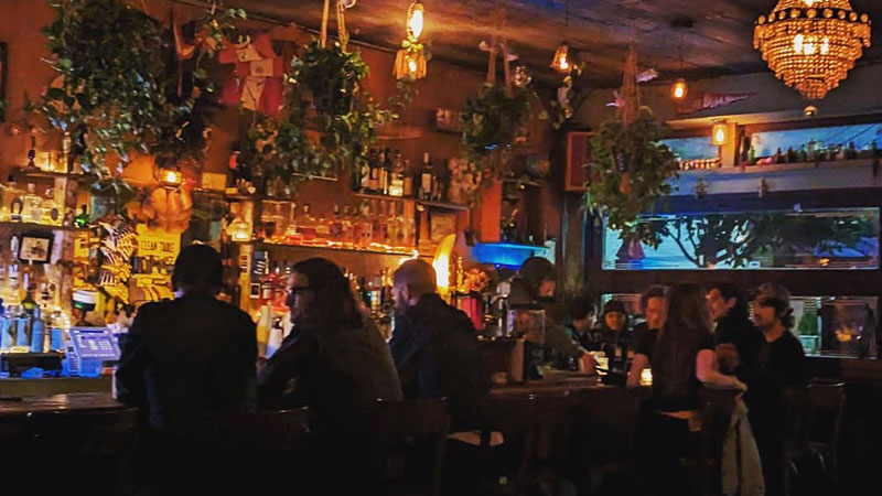 Le Pearl's Social & Billy Club est l'un des meilleurs bars de plongée de New York.