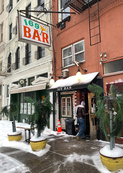 Le 169 Bar est l'un des meilleurs bars de plongée de New York.