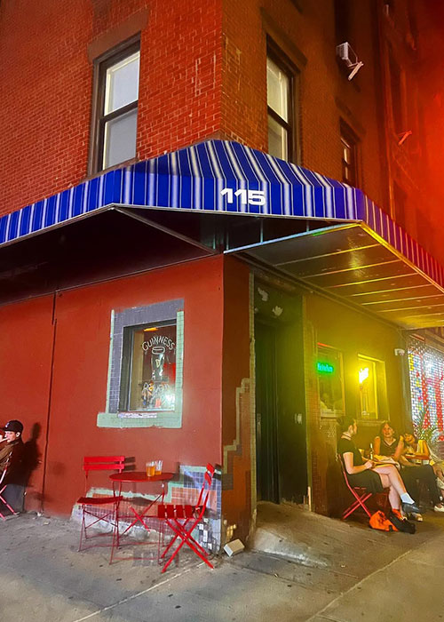 Tile Bar est l'un des meilleurs bars de plongée de New York.