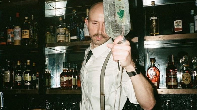 Après des années de mépris de la part de l'industrie hôtelière, les barmans des clubs mettent en valeur leur rapidité, leur dynamisme et leurs plats savoureux.