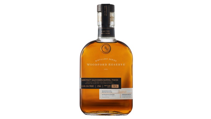 Test de goût : Woodford Reserve a réussi son premier bourbon fini cabernet sauvignon