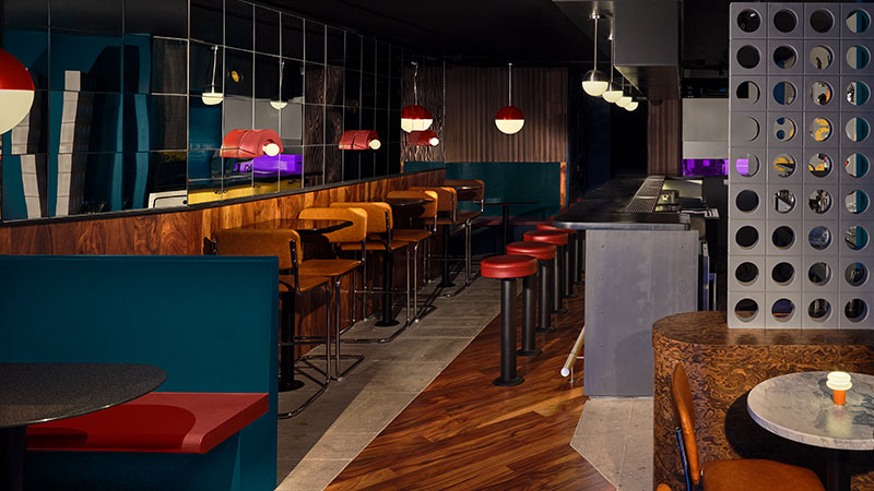 Oldball s'inscrit dans la tendance des bars sur le thème des années 70 à New York.