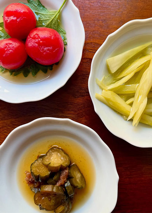 L'oignon perlé, le radis et le céleri cueillis par Lei sont l'une des meilleures collations de bar à vin de New York.