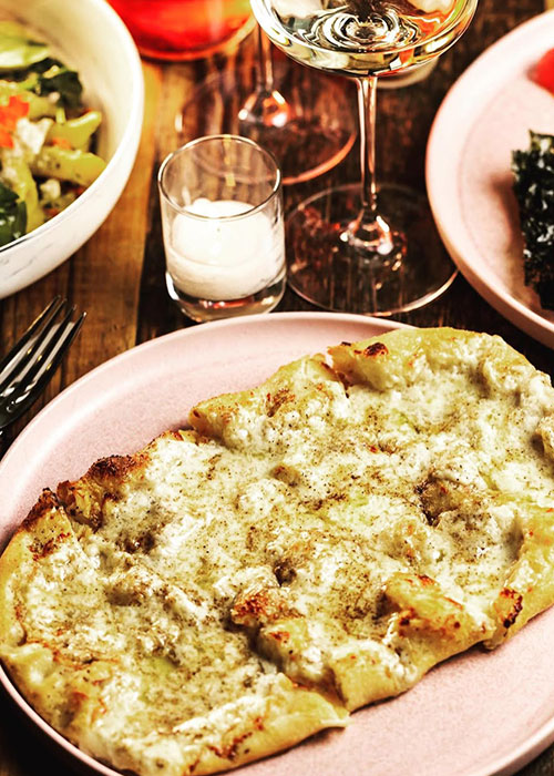 La pizza personnelle cacio e pepe de Somm Time est l'une des meilleures collations de bar à vin de New York.
