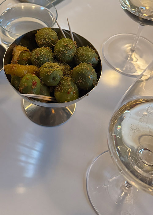 Avec les olives Castlevetrano marinées des autres, c'est l'une des meilleures collations de bar à vin de New York.