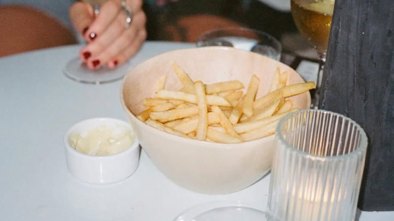 Les frites + aïoli de Plus de Vin sont l'une des meilleures collations de bar à vin de New York.
