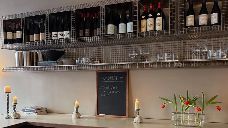 With Others est l'un des meilleurs bars à vins de New York en 2026.