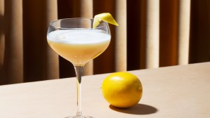 Cocktail Cameron's Kick servi avec une garniture de zeste de citron