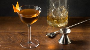 Cocktail de whisky dans un verre de couple avec garniture d'écorce d'orange