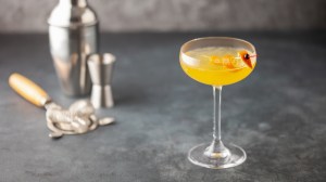 Cocktail de petit-déjeuner irlandais avec whisky, cointreau et marmelade