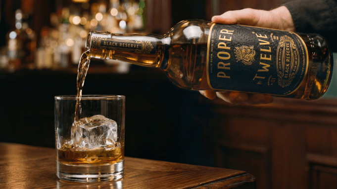Test de goût : même avec une mise à niveau, le Proper No. Twelve est toujours à la traîne par rapport aux autres whiskies irlandais