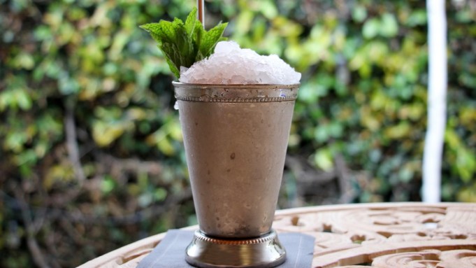 Comment faire un Mint Julep, le cocktail au bourbon plein de charme du Sud