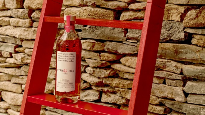 Maker's Mark's vient de sortir une nouvelle bouteille Star Hill Farm, et c'est un whisky de blé qui vaut la peine d'être recherché