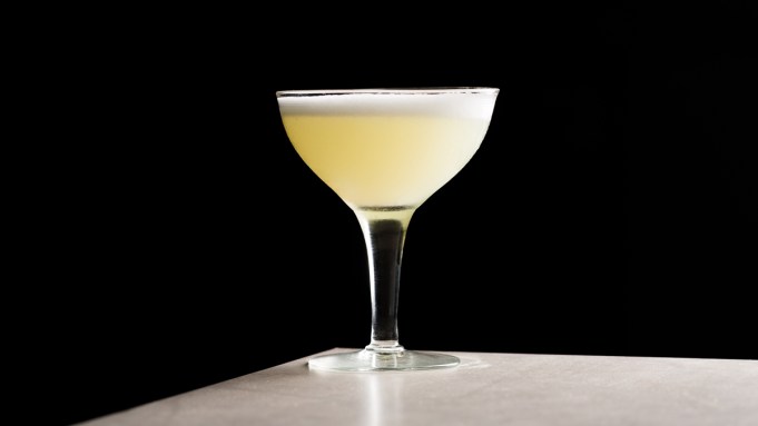 Comment préparer une dame parfaite, le cocktail au gin et à la pêche qui inaugure l'été