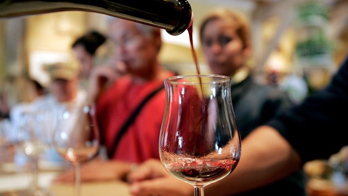 Les Américains boivent moins de vin, mais dépensent plus que jamais : rapport