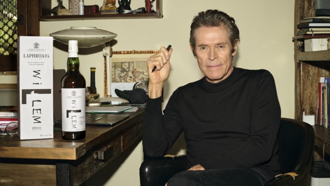 Test de goût : le nouveau whisky Laphroaig de Willem Dafoe dépasse toutes les attentes